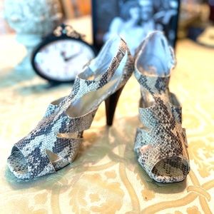 Gorgeous BCBG Peep-toe Snake look Peep-toe- 8.5